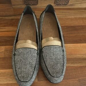 BNWT no box women black and white Clarks size 8 M loafers